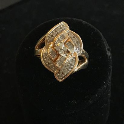 null RING in 10k yellow gold decorated with diamonds forming a stylized flower. 

TDD:...