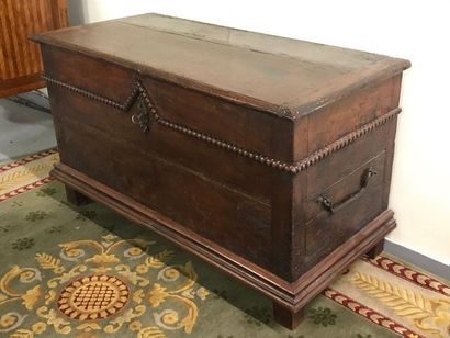  Oak CASE 
decorated with a carved line of pearls, movable iron handles. 
H. 71 W....