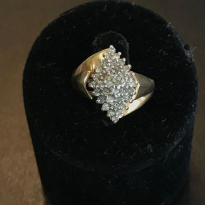 null RING in 10k yellow gold with small diamonds forming a diamond shape

TDD: 52

PB:...