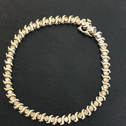 null 10k yellow gold bracelet decorated with small diamonds all around. 

One missing

Length....