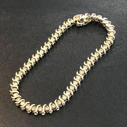 null 10k yellow gold bracelet decorated with small diamonds all around. 

One missing

Length....