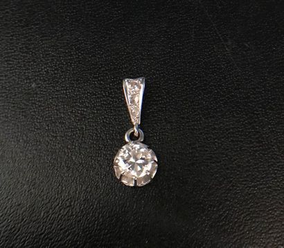 null 

PENDANT holding a brilliant cut diamond of approximately 0.75 ct.

Gross weight:...