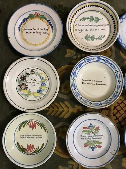  Collection of fifteen old earthenware message plates. 
Cracks, accidents