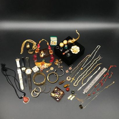 null Lot of costume jewellery in two boxes: bracelets, necklaces, rings, watches...