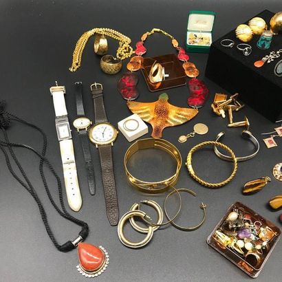 null Lot of costume jewellery in two boxes: bracelets, necklaces, rings, watches...