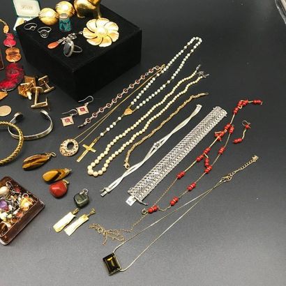 null Lot de bijoux fantaisie dans deux coffrets : bracelets, colliers, bagues, montres...