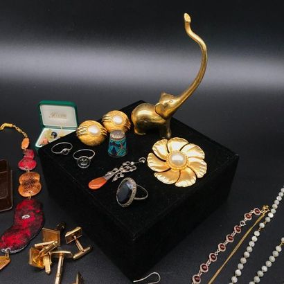 null Lot de bijoux fantaisie dans deux coffrets : bracelets, colliers, bagues, montres...