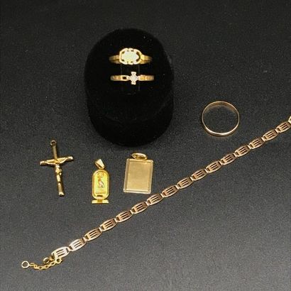 null Petit lot de bijoux en or jaune comprenant : bracelet à mailles fines, trois...