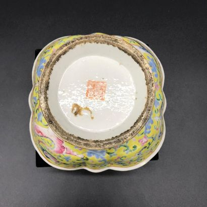  Chinese porcelain cup with two dragons decoration 
Diam. 15 Height 6 cm 
TBE
