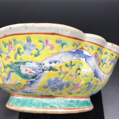  Coupe en porcelaine de Chine à décor de deux dragons 
Diam. 15 Haut. 6 cm 
TBE