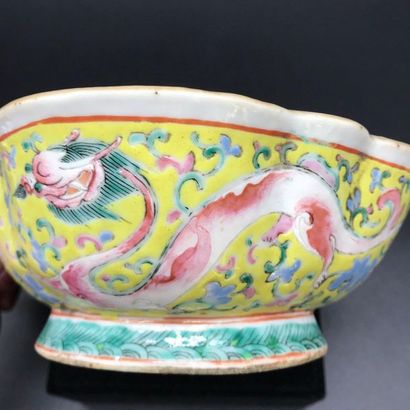  Coupe en porcelaine de Chine à décor de deux dragons 
Diam. 15 Haut. 6 cm 
TBE