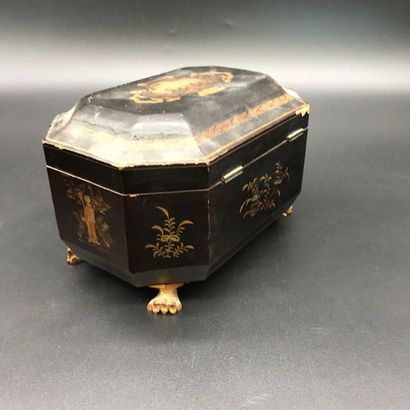  Lacquered wooden tea box with Chinese decoration resting on small carved feet in...