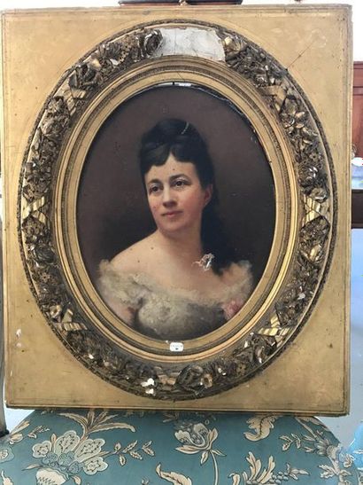  French School circa 1900 
Wearing a woman 
Oil on oval canvas 
Signed A. Denis probably...