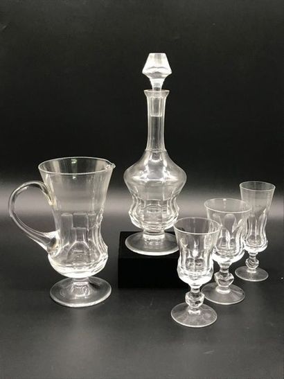 null Partie de service de verres taillés, carafe et broc. 

Environs 35 pièces. 

Trois...