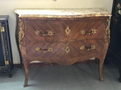 null Commode sauteuse de style Louis XV en placage de bois de rose, dessus marbre...