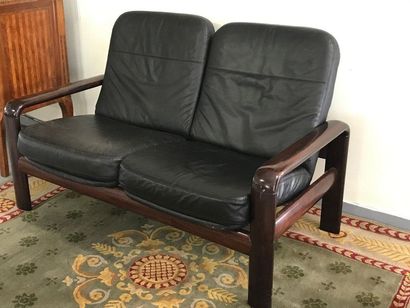 null Rosewood and leather-trimmed sofa

Good condition

H. 87 W. 139 D. 79cm