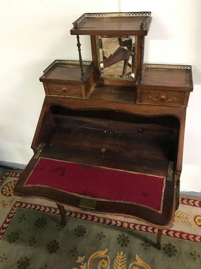 null A Louis XV style lady's stepped desk in marquetry and ormolu ornaments. 

Beginning...