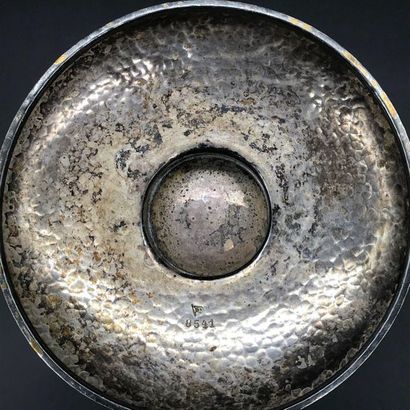null In the taste of Dunand 

Vase on hammered foot in silver plated metal. 

H....