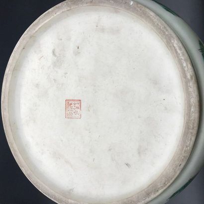 null Vase rouleau 

En porcelaine de la Chine émaillée à décor de perdrix et oiseaux....