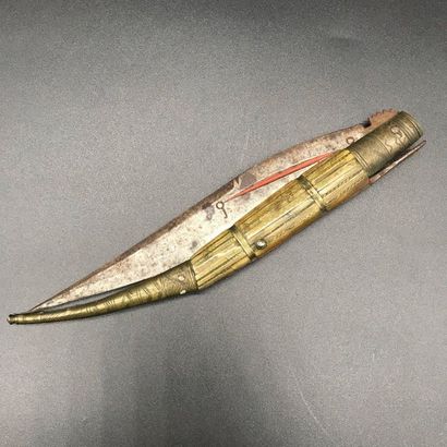 null Couteau type navaja 

Manche en borne et filets de laiton

Fin du XIXème siècle

Assez...