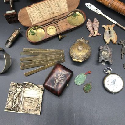 null Lot d'objets de vitrine comprenant : petit bronze, montre, crucifix, trébuchet,...