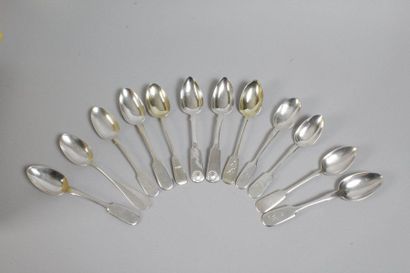null LOT of 12 spoons 

Engraved silver

Punches of different masters

450 gr, St....
