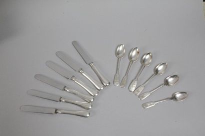 null LOT of 6 teaspoons and 6 dessert knives

Engraved silver

Punches of different...