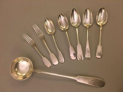 null LOT of 5 spoons, 2 forks and a ladle
Engraved silver
Hallmarks of different...
