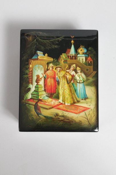 null Lot de 3 boîtes décorées d’images de folklore russe

Papier mâché laqué 

Russie,...