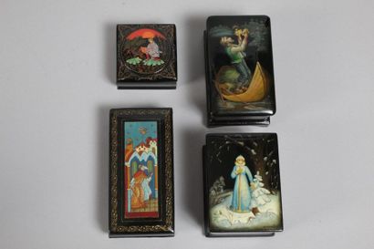 null Lot de 4 boîtes décorées de scènes tirées des contes populaires russes

Papier...