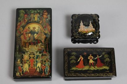 null Lot de 3 boîtes décorées d’images de folklore russe

Papier mâché laqué 

Russie,...