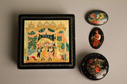 null Lot de 2 boîtes et de deux broches décorées d’images de folklore russe

Papier...