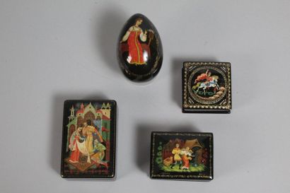 null Lot de 3 boîtes et d’un ŒUF de Pâques décorées d’images de folklore russe

Papier...