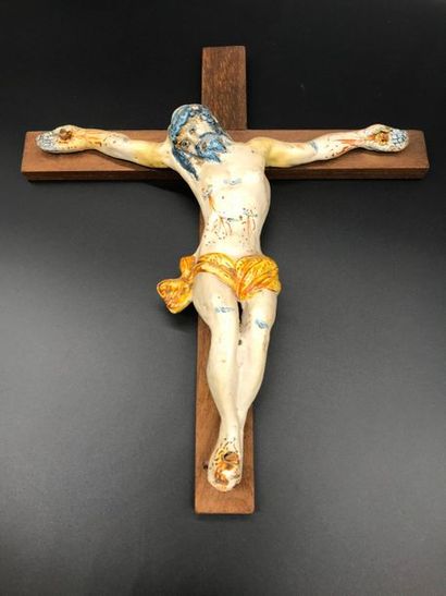 null Christ en faience émaillée à décor jaune et bleu sur une croix en bois postérieure.

XVIIIème...