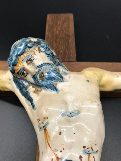 null Christ en faience émaillée à décor jaune et bleu sur une croix en bois postérieure.

XVIIIème...