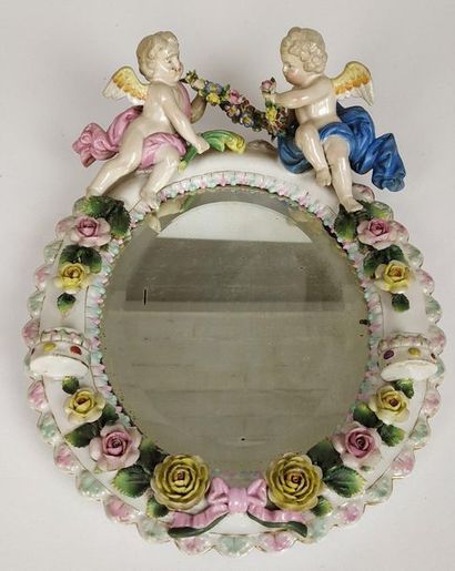 null Petit MIROIR en porcelaine émaillée à décor polychrome de guirlandes de fleurs,...