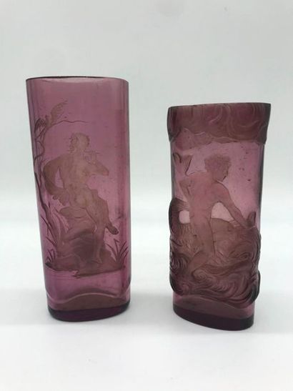 null Deux vases en verre violet à décor gravé:

- l'un en relief à décor d'Apollon...
