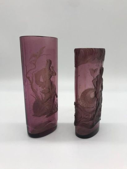 null Deux vases en verre violet à décor gravé:

- l'un en relief à décor d'Apollon...