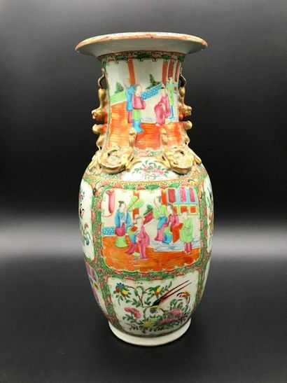 null Grand vase en porcelaine de Canton à décor de scènes animées, de fleurs et d'oiseaux....