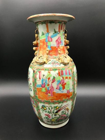 null Grand vase en porcelaine de Canton à décor de scènes animées, de fleurs et d'oiseaux....