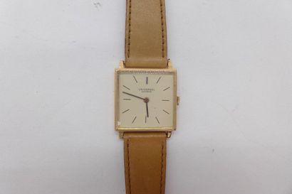 null UNIVERSAL GENÈVE ANNEES 1960 Montre carrée extra plate pour homme en or jaune...