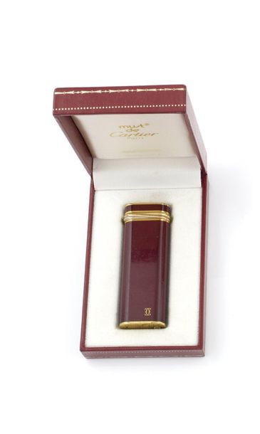 null CARTIER MUST. Lighter in gold metal, red enamelled in its case, seems to work....