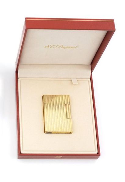null S.T DUPONT PARIS Gas lighter, circa 1980. Gold plated with wave decoration....