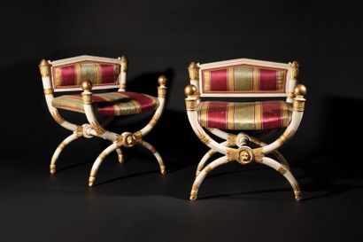 null RARE PAIRE DE PETITS FAUTEUILS CURULES en bois peint et doré, le dossier triangulaire...