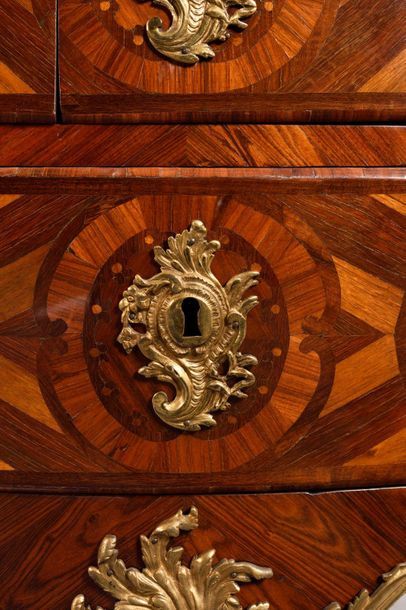 null Chest of drawers in marquetry of rosewood and amaranth in frames of violet wood,...