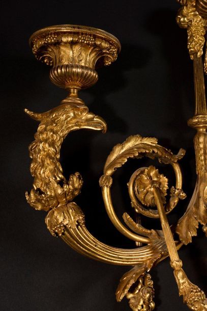  Paire d’importants bras de lumière en bronze ciselé et doré (deux tons d’or), à...