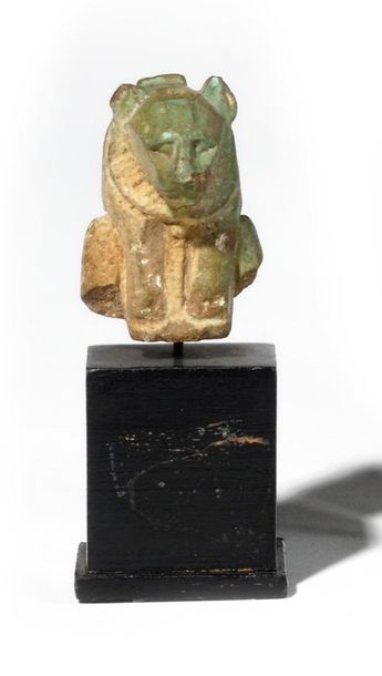 null Buste d’amulette représentant la déesse Bastet en faïences verte. Probablement...