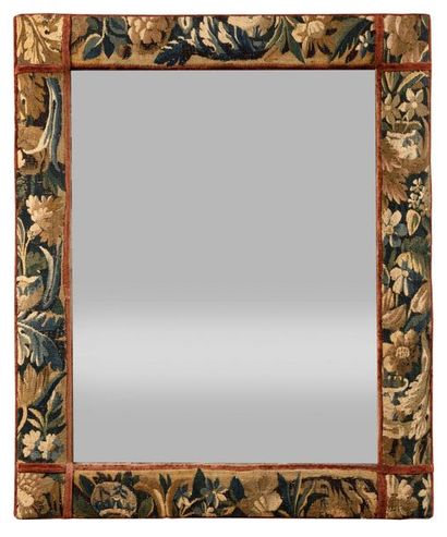 null Miroir recouvert de fragments de tapisseries du XVIIIe siècle , (probablement...