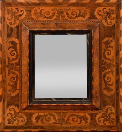 null Miroir avec encadrement en marqueterie de bois indigènes à décor de rinceaux...