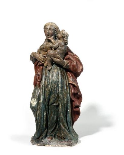 null Vierge à l’Enfant en pierre calcaire sculptée et polychromée, dos ébauché. Debout,...